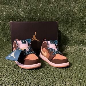 Jordan 1 Mid SE TD in Cacao and Luminous Green